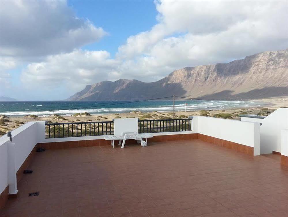 Red Star Surf & Yoga Camp Lanzarote Hostel Famara Exterior foto